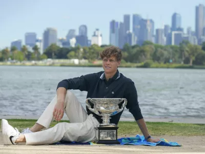 Jannik Sinner of Italy poses with Norman Brookes Challenge Cup the morning after defeating Alexander Zverev of Germany in the men's singles final at the Australian Open tennis championship in Melbourne, Australia, Monday, Jan. 27, 2025. (AP Photo/Mark Baker) / Foto: Mark Baker