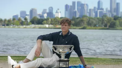 Jannik Sinner of Italy poses with Norman Brookes Challenge Cup the morning after defeating Alexander Zverev of Germany in the men's singles final at the Australian Open tennis championship in Melbourne, Australia, Monday, Jan. 27, 2025. (AP Photo/Mark Baker) / Foto: Mark Baker