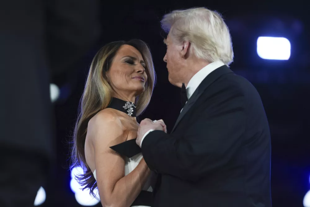 Predsednik Donald Trump in prva dama Melania Trump med enim od inavguracijskih plesov. / Foto: AP