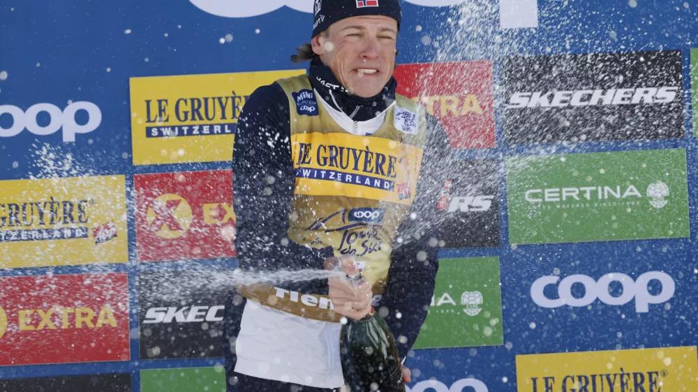 The winner Norway's Johannes Høsflot Klæbo celebrates after the 20km men's skiathlon classic race of the Tour de Ski cross country, in Val di Fiemme, Italy, Saturday, Jan. 4, 2025. (AP Photo/Alessandro Trovati)