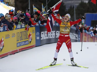 Po dveletni odsotnosti s tekmovalnih prizorišč, vmes je postala tudi mamica, je 36-letna Therese Johaug četrtič zmagala na novoletni turenji v smučarskem teku. Foto: AP