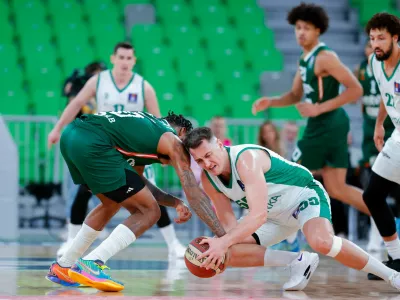 Košarkarji Cedevite Olimpije so bili na slovenskem derbiju lige Aba šele po podaljšku boljši od Krke. F Aleš Fevžer / Cedevita Olimpija