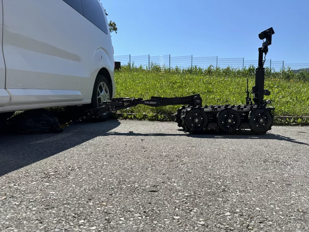 Bombni tehniki se odločijo, kako bodo pristopili do sumljivih predmetov. Tako se dela loti robot icor T5. / Foto: arhiv policije