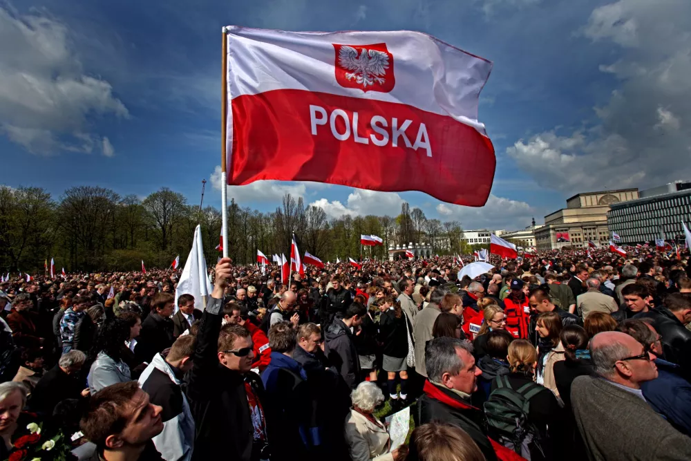 - velika žalna slovestnost na trgu Pilsudski v Varšavi na Poljskem - Poljska -Varšava, - žalovanje za predsednikom države Lechom Kaczynskim in ostalimi 95 žrtvami letalske nesreče- v nesreči letala tupoljev 154, ki je strmoglavilo ob pristanku v ruskem Smolensku, je bilo poleg predsednika Kaczynskega in njegove soproge ubitih še 94 ljudi, med njimi več deset poljskih politikov, vojaških predstavnikov in drugih pomembnih osebnosti. Namenjeni so bili na slovesnost ob 70. obletnici pokola poljskih vojakov v Katinskem gozdu.//FOTO: Matej Povše