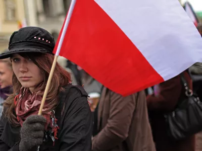 - Poljska -Varšava, - žalovanje za predsednikom države Lechom Kaczynskim in ostalimi 95 žrtvami letalske nesreče- v nesreči letala tupoljev 154, ki je strmoglavilo ob pristanku v ruskem Smolensku, je bilo poleg predsednika Kaczynskega in njegove soproge ubitih še 94 ljudi, med njimi več deset poljskih politikov, vojaških predstavnikov in drugih pomembnih osebnosti. Namenjeni so bili na slovesnost ob 70. obletnici pokola poljskih vojakov v Katinskem gozdu.//FOTO: Matej Povše OPOMBA: ZA OBJAVO V PRILOGI – DNEVNIKOV OBJEKTIV - REPORTAŽA