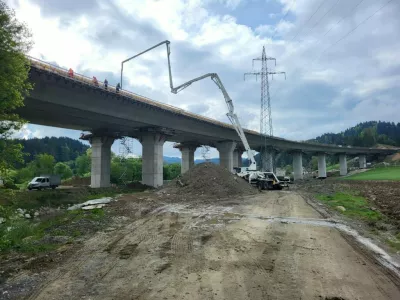 Dokončanje gradnje tretje razvojne osi med Šentrupertom in Slovenj Gradcem se odmika predvsem na račun pridobivanja gradbenih dovoljenj na posameznih odsekih. Foto: arhiv MOV