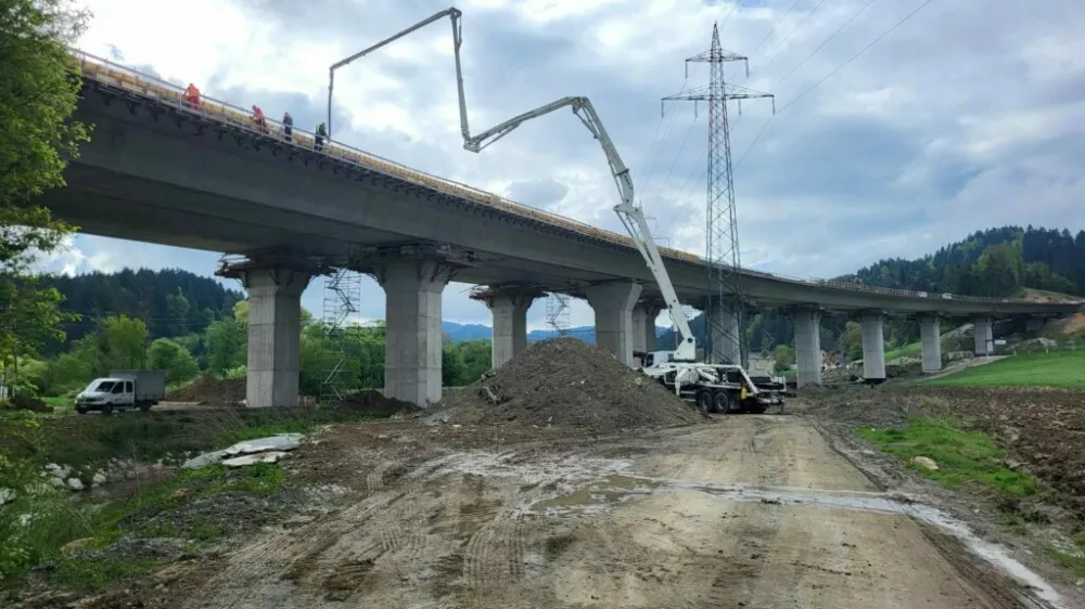 Dokončanje gradnje tretje razvojne osi med Šentrupertom in Slovenj Gradcem se odmika predvsem na račun pridobivanja gradbenih dovoljenj na posameznih odsekih. Foto: arhiv MOV