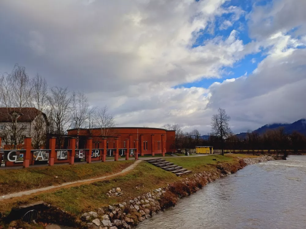 Z manj stroški električne energije so v novo leto vstopili tudi v medvoški knjižnici.Foto: Tina Jereb