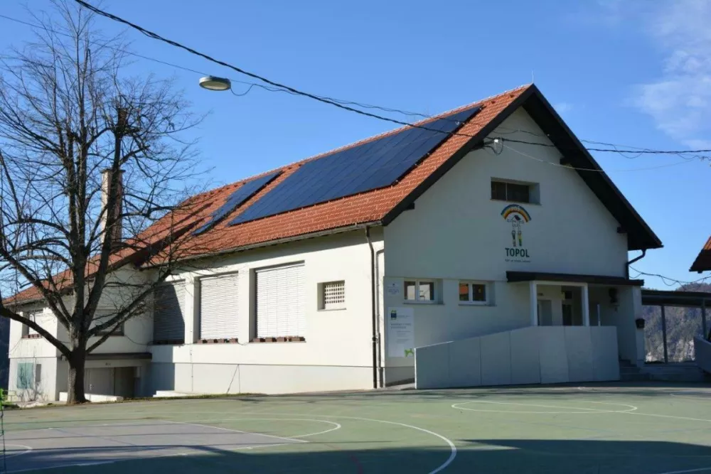 Z novo fotovoltaično elektrarno se od lanskega decembra ponaša tudi najvišje ležeča medvoška šola, podružnična osnovna šola Topol. Foto: Občina Medvode