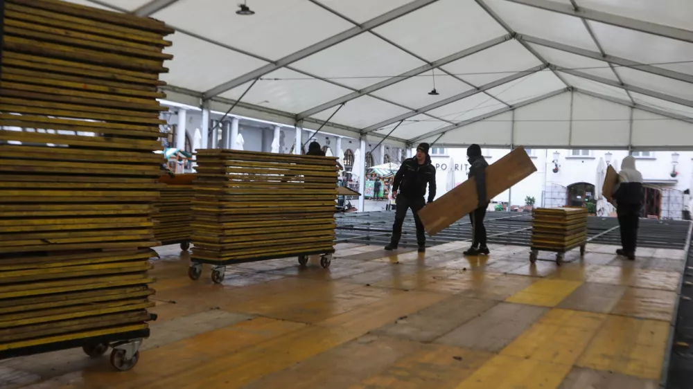 06.01.2025. Postavljanje drsališča na Pogačarjevem trgu v Ljubljani. Foto:Bojan Velikonja 