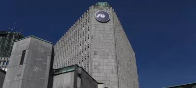Skupina NLB je nedavno prodala 17-nadstropno poslovno stavbo v središču Beograda, v kateri že več kot pol stoletja deluje redakcija časnika Politika. Kmalu bi lahko sledila še prodaja stolpnice na Trgu republike v Ljubljani. Foto: Bojan Velikonja 