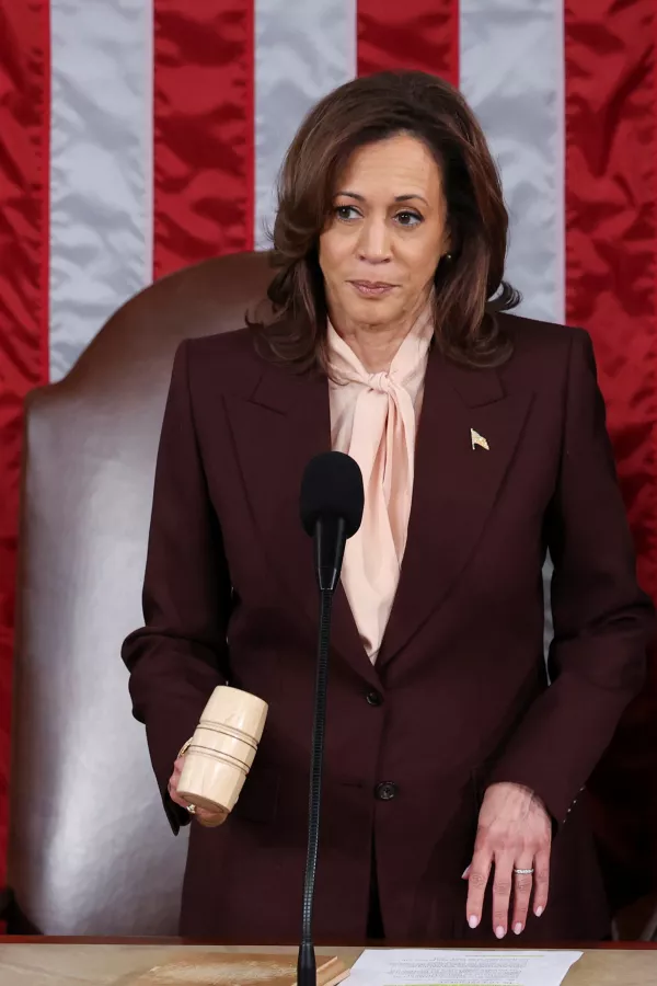 U.S. Vice President Kamala Harris holds the gavel as she attends a joint session of Congress to certify Donald Trump's election, at the U.S. Capitol in Washington, U.S. January 6, 2025. REUTERS/Evelyn Hockstein