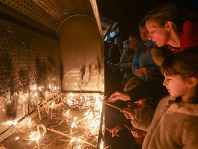 06.01.2025 - Pravoslavni božič - pravoslavna cerkev Ljubljana - pržig svečFOTO: LUKA CJUHA