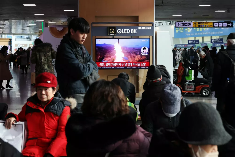 People watch a TV broadcasting a news report on North Korea firing a ballistic missile out to sea off its east coast, in Seoul, South Korea, January 6, 2025.  REUTERS/Kim Hong-Ji