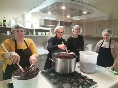 Zaposleni v podjetju Hudo dobro pripravljajo domače dobrote. Ob treh mentoricah imajo sedem redno zaposlenih invalidov, še štirje invalidi so pri njih na usposabljanju. / Foto: Damijan Toplak