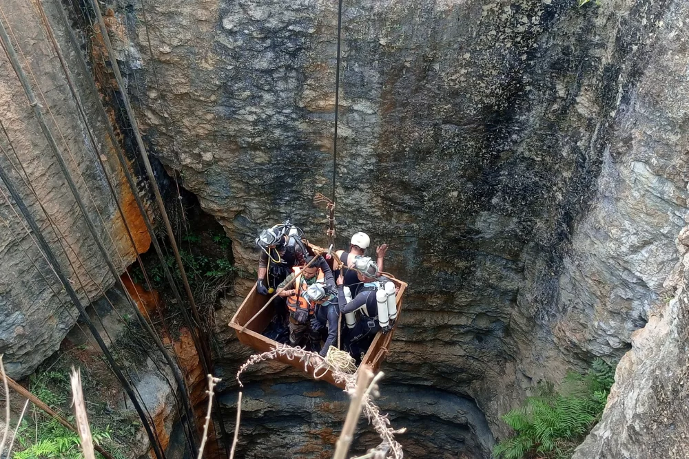 Divers use a pulley to enter a coal mine to rescue trapped miners in Umrangso, a remote area in the northeastern state of Assam, India, January 7, 2025. REUTERS/Stringer   TPX IMAGES OF THE DAY