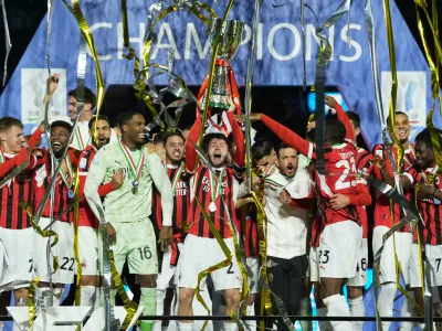 06 January 2025, Saudi Arabia, Riyadh: AC Milan players celebrate with the trophy after the Italian Super Cup final soccer match between Inter Milan and AC Milan at Al-Awwal Park Stadium. Photo: Massimo Paolone/LaPresse via ZUMA Press/dpa