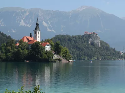 Pod jezerom se skriva potopljeni zvon. / Foto: Istock