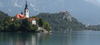 Pod jezerom se skriva potopljeni zvon. / Foto: Istock