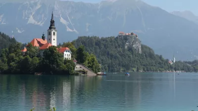 Pod jezerom se skriva potopljeni zvon. / Foto: Istock