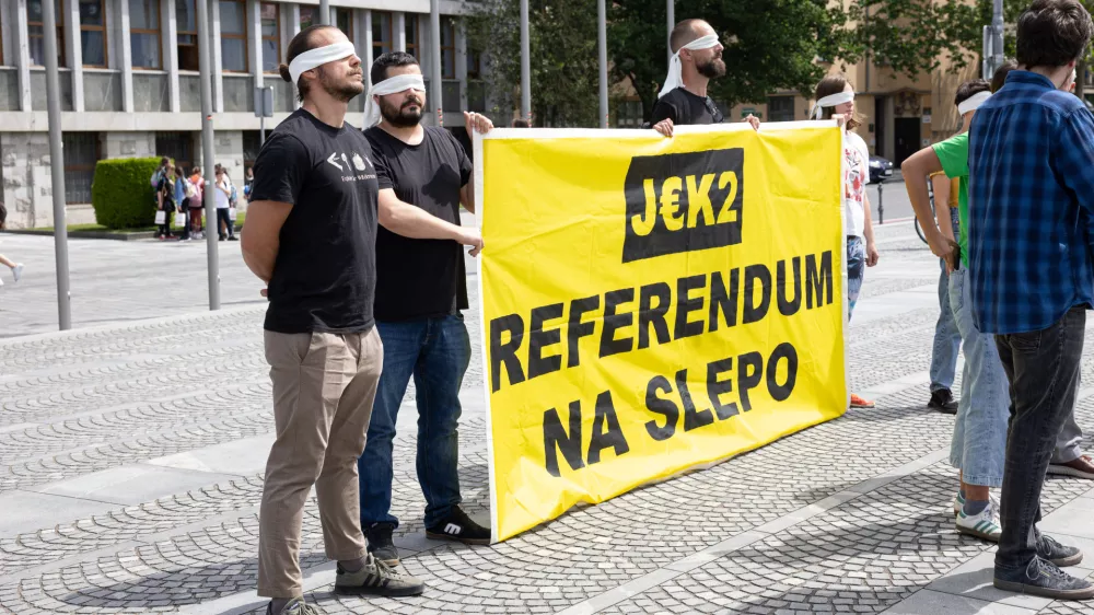 Ljubljana, DZ.Novinarska konferenca, na kateri so Greenpeace Slovenija, Umanotera, drustvo Focus, PIC - Pravni center za varstvo clovekovih pravic in okolja ter ekolog Dusan Plut ponovno opozorili na po njihovem mnenju problematicne vidike resolucije o dolgorocni miroljubni rabi jedrske energije v Sloveniji, ki jo bo drzavni zbor sprejemal na plenarni seji.