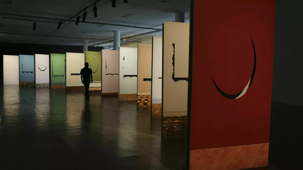 A man looks at an artwork by Walid Raad of Lebanon at the 31th Sao Paulo International Biennial, in Sao Paulo September 5, 2014. The title of the 31th Bienal is "How to talk about things that don't exist". The exhibition runs till December 7. REUTERS/Nacho Doce (BRAZIL - Tags: SOCIETY ENTERTAINMENT) - GM1EA9608ZV01