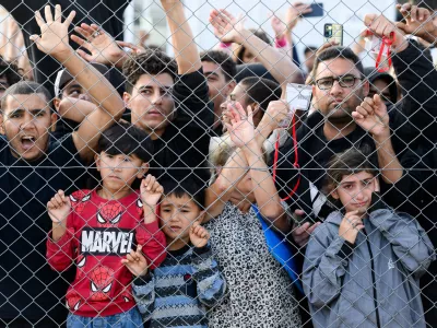 FILED - 30 October 2024, Greece, Malakasa: Residents of the refugee camp react to German President Steinmeier's visit to the registration and reception center for refugees in Malakasa, north of Athens. A total of 446 irregular migrants arrived in the European Union through Greek waters since the start of the year, according to a tally of official numbers up to 06 January. Photo: Bernd von Jutrczenka/dpa