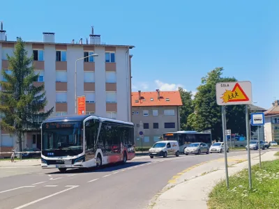 V Kranju od 1. januarja na avtobusih ni več možno plačevati z gotovino, ampak le še s plačilnimi karticami. Vozovnice je z gotovino možno kupiti na prodajnem mestu na glavni kranjski avtobusni postaji. Foto: Tina Jereb