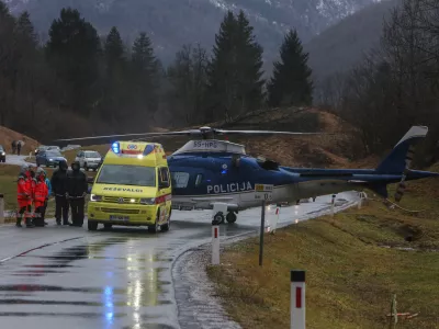 ﻿Nujna medicinska pomoč je odpeljala s helikopterjem poškodovanca, ki je padel z lojtre, ko je pokrival streho- 12.12.2017 – Vremenska ujma zajela večji del Slovenije - neurje – orkanski veter - obilne padavine – poplave - zaradi hudega vetra in plazov na cestah podrta drevesa, odkrite strehe in poškodovani električni vodi – naravna nesreča - //FOTO: Bojan Velikonja