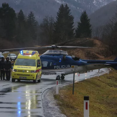 ﻿Nujna medicinska pomoč je odpeljala s helikopterjem poškodovanca, ki je padel z lojtre, ko je pokrival streho- 12.12.2017 – Vremenska ujma zajela večji del Slovenije - neurje – orkanski veter - obilne padavine – poplave - zaradi hudega vetra in plazov na cestah podrta drevesa, odkrite strehe in poškodovani električni vodi – naravna nesreča - //FOTO: Bojan Velikonja