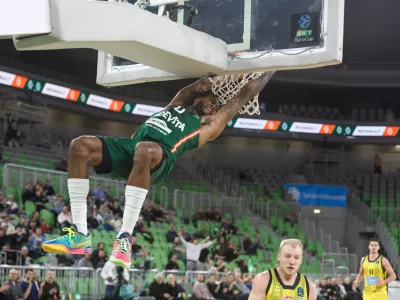 Olimpijin D.J. Stewart je bil proti Arisu dobro razpoložen in nekajkrat atraktivno zabil. Foto: Luka Cjuha