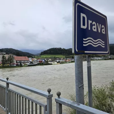 Vuzenica, ob reki Dravi.V Vuzenici so sprozili opozorilno sireno zaradi narascanja reke Drave.Narasla reka Drava.