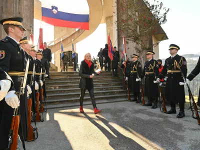 Slovenija, Dražgoše, 12.01.2025, 12. januar 2025Osrednja spominska slovesnost Po stezah partizanske Jelovice, 83. obletnica Dražgoške bitke, slavnostna govornica predsednica DZ Urška Klakočar Zupančič, spomenik, ljudje, zastave, praporščakiFoto: Žiga Živulovič jr./Bobo