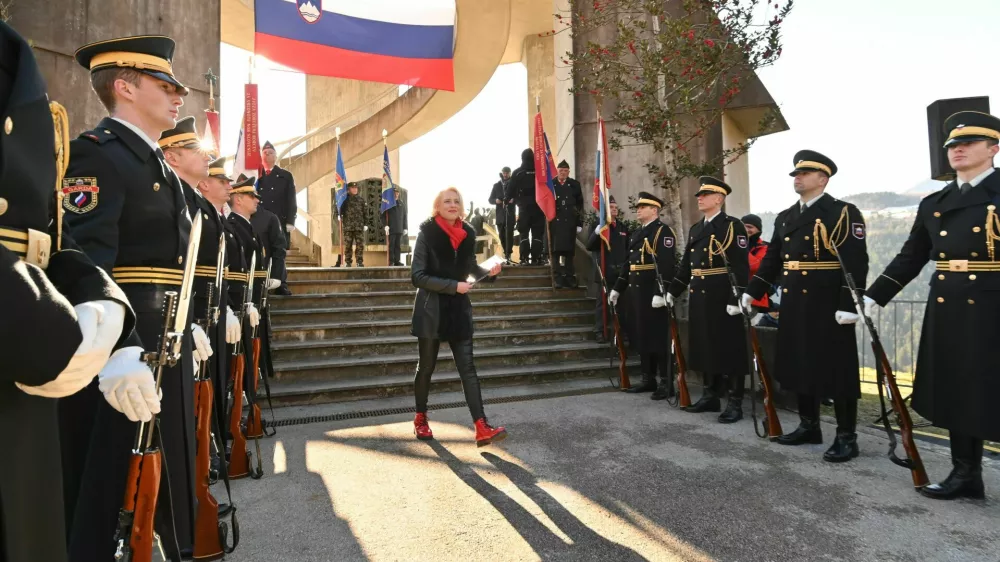 Slovenija, Dražgoše, 12.01.2025, 12. januar 2025Osrednja spominska slovesnost Po stezah partizanske Jelovice, 83. obletnica Dražgoške bitke, slavnostna govornica predsednica DZ Urška Klakočar Zupančič, spomenik, ljudje, zastave, praporščakiFoto: Žiga Živulovič jr./Bobo