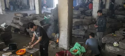 Na ugrabitve in pogosto nasilje so nas novembra opozorili tudi začasni prebivalci zapuščenih skladišč v Tržaškem zalivu. Foto: Luka Cjuha 