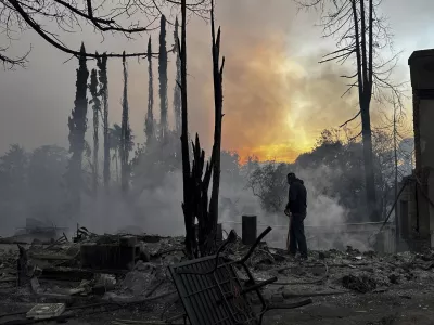 Posledice požara. Prej so bile tu hiše. / Foto: AP