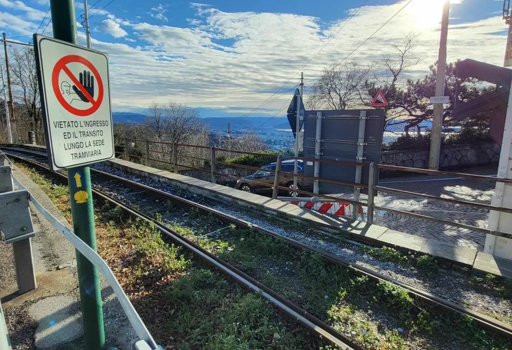 tramvaj openski Trst-Opčine, ovinek pri obelisku / Foto: Katja Gleščič 