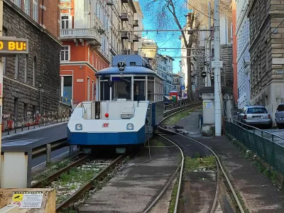 openski tramvaj s prikolico ulica Commerciale pred prvim vzponom Trst-Opčine / Foto: Katja Gleščič 