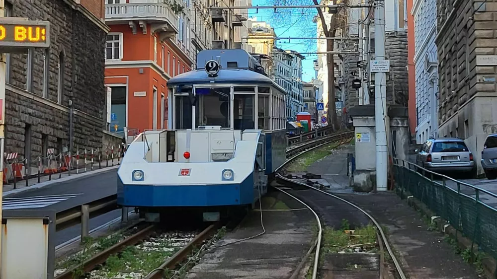 openski tramvaj s prikolico ulica Commerciale pred prvim vzponom Trst-Opčine / Foto: Katja Gleščič 