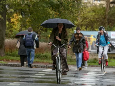 ﻿- 05.11.2019 – vremenska slika – jesen - močan veter in deževje v Ljubljani – vreme –  //FOTO: Luka Cjuha.