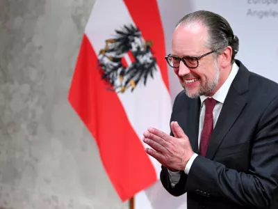 08 January 2025, Austria, Vienna: Austrian Foreign Minister Alexander Schallenberg welcomes carol singers at the Foreign Ministry. Photo: Roland Schlager/APA/dpa