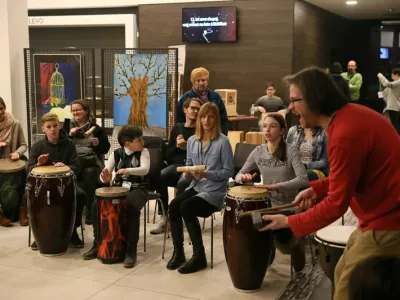 Na BUMfestu bo imel svojo delavnico tudi tolkalec in član zasedbe SToP Franci Krevh (na fotografiji). Učencem in dijakom bo predstavil dela, ki jih je za tolkala ustvaril skladatelj Primož Ramovš. Foto: arhiv festivala