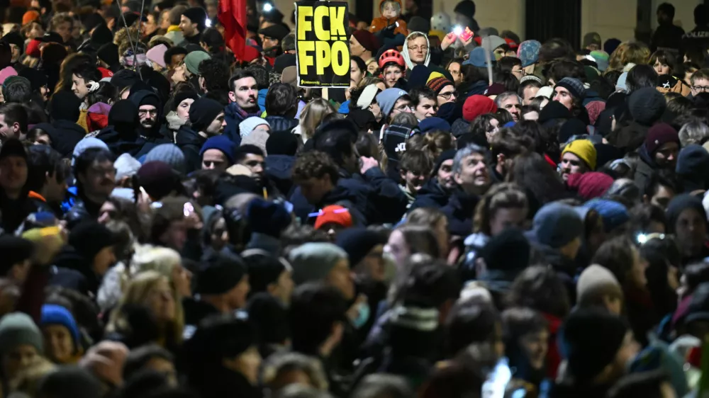 FILED - 09 January 2025, Austria, Vienna: People take part in a protest against the formation of a government led by the far-right Freedom Party of Austria (FPOe). Photo: Helmut Fohringer/APA/dpa