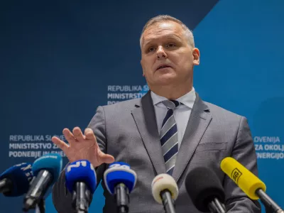 Ljubljana, ministrstvo.Novinarska konferenca o pozivu vlade vodstvu Agencije za energijo k spremembi metodologije obracunavanja omreznine.Minister za okolje, podnebje in energijo Bojan Kumer.