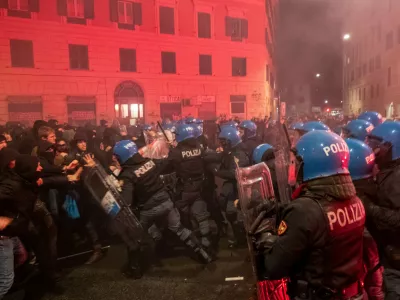 Položaj se je po navedbah policije zaostril, ko so demonstranti v trgovino in policijska vozila metali dimne bombe in molotovke. Foto:dpa