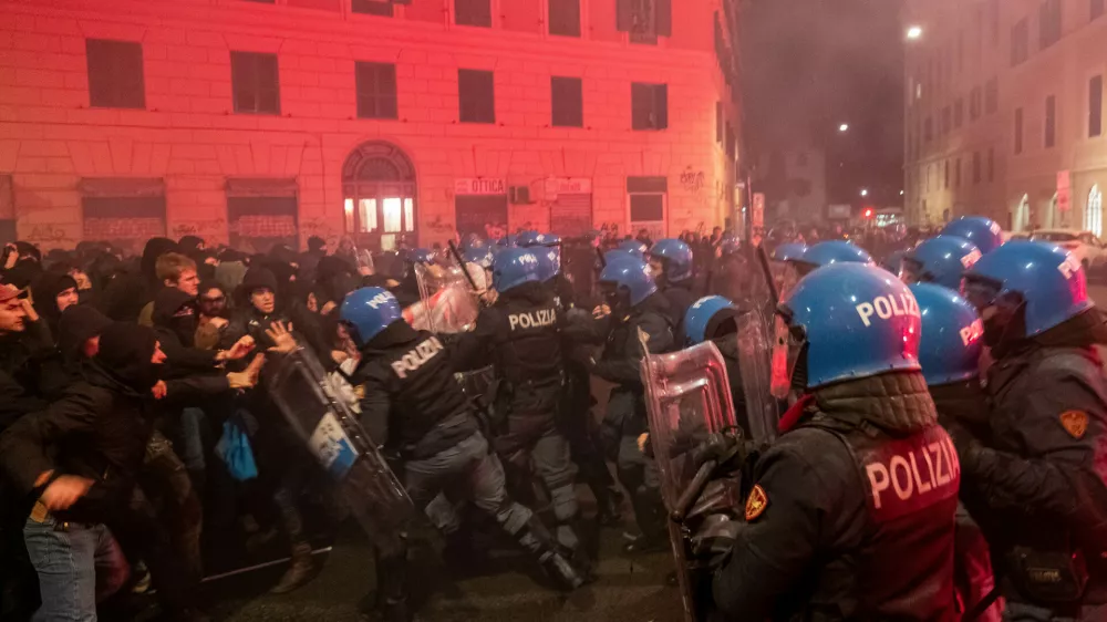 Položaj se je po navedbah policije zaostril, ko so demonstranti v trgovino in policijska vozila metali dimne bombe in molotovke. Foto:dpa