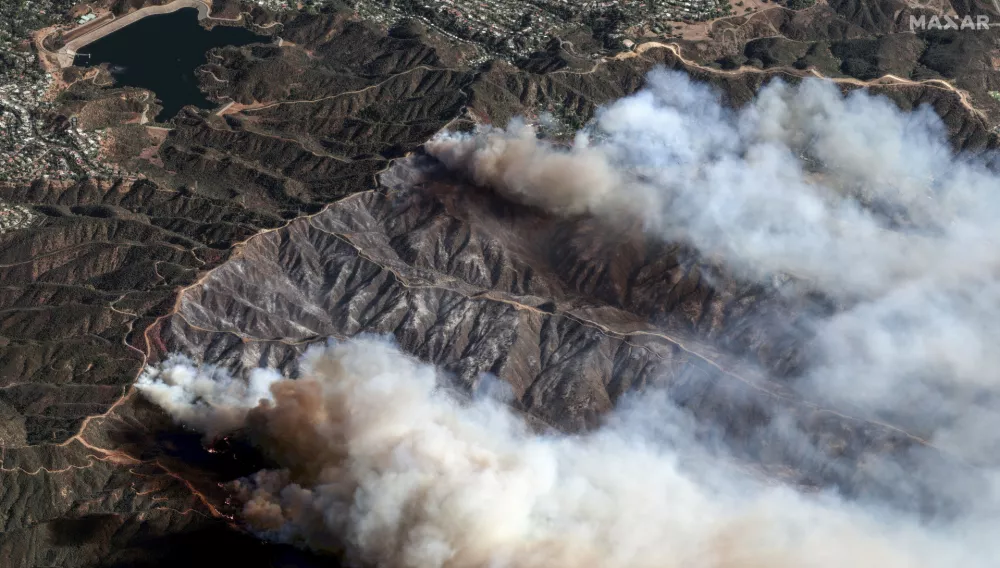 In this photo provide by Maxar Technologies, the Palisades Fire burns south of the Encino Reservoir, upper left, in Los Angeles, Saturday, Jan. 11, 2025. (Maxar Technologies via AP) / Foto: 