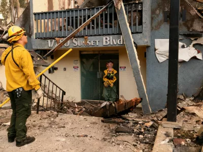 Firefighters survey the remains of an apartment building following the Palisades Fire in the Pacific Palisades neighborhood in Los Angeles, California, U.S. January 10, 2025. REUTERS/David Ryder / Foto: David Ryder