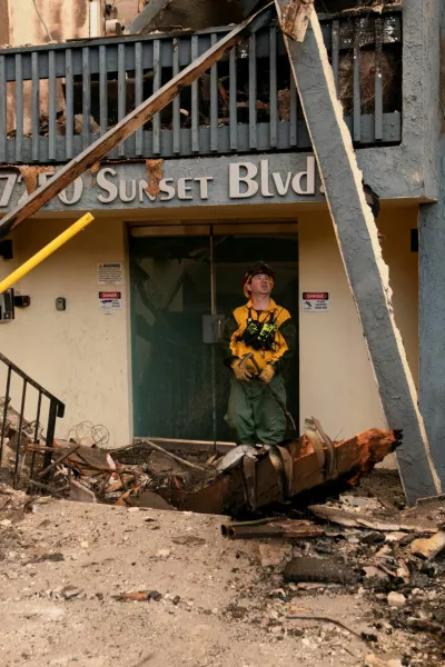 Firefighters survey the remains of an apartment building following the Palisades Fire in the Pacific Palisades neighborhood in Los Angeles, California, U.S. January 10, 2025. REUTERS/David Ryder / Foto: David Ryder