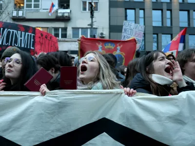 Tudi včeraj so se v Beogradu, tokrat pred ustavnim sodiščem, nadaljevali protesti proti vladnim politikam, korupciji in malomarnosti. Foto: Reuters